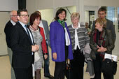 An Stiúrthóir Bainistíochta Thomas Guglhör, an Riarthóir Ceantair Maria Rita Zinnecker, Comhalta de Pharlaimint an Stáit Angelika Schorer, Leas-Chathaoirleach Chomhairle an Cheantair Ursula Lax agus Méara Halblech Johann Gschwill le linn turas ar áitreabh ept GmbH inBuching